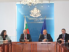 Министър Меджидиев: Предвижда се двата хеликоптера, които ще бъдат осигурени чрез лизинг, да бъдат разположени в оперативни бази – Долна Митрополия и „Враждебна“