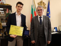 Министър Хинков връчи първа грамота в  „Седмица на добрите новини“ на ученика Стоян Ганчев