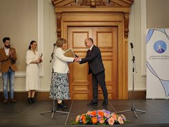 Министър Меджидиев връчи наградата „Посланик на доброто“ на проф. Анна Кънева, началник на Клиниката по детска кардиология в Националната кардиологична болница
