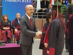 Министър Меджидиев присъства на церемония по дипломиране в Бургаския свободен университет