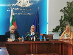 Министър Хинков: Отрасловият съвет подкрепи балансираното увеличение в заплатите на ЦСМП