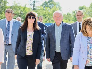 Премиерът Главчев и министър Кондева дадоха старт на премахването на сградите от терена за Национална детска болница