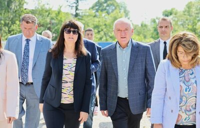 Премиерът Главчев и министър Кондева дадоха старт на премахването на сградите от терена за Национална детска болница