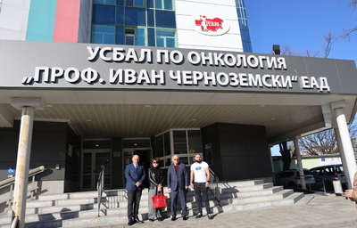 Министър Кирилов поднесе цветя на дамите в Онкологията