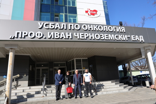 Министър Кирилов поднесе цветя на дамите в Онкологията