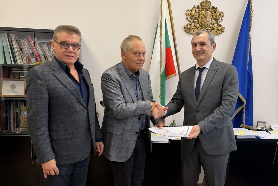 Министър Околийски, заместник-министър Грибнев и екипа на 