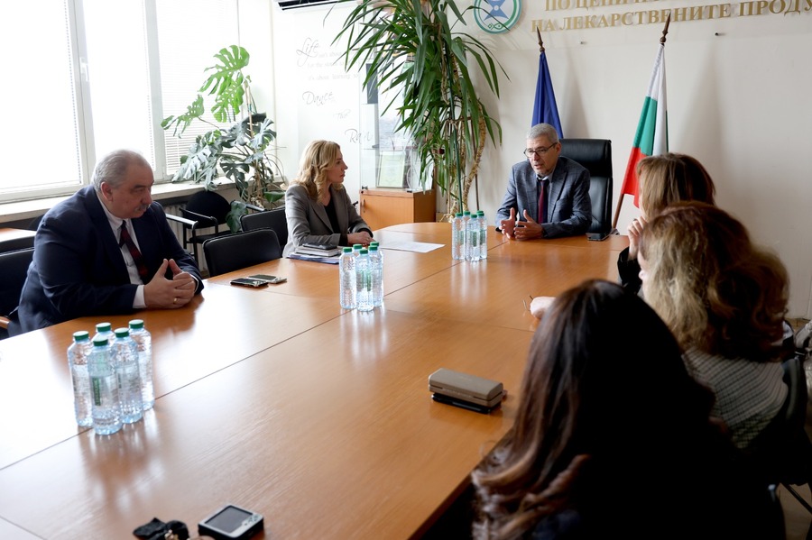 Зам.-министър Афенлиев представя проф.Илко Гетов