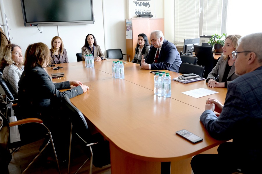 Зам.-министър Афенлиев представя проф.Илко Гетов