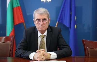 Министър Хинков удължи с месец забраната за износ на инсулини и антибиотици за деца