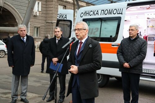 Пет Центъра за спешна медицинска помощ вече разполагат с първите в България високопроходими линейки