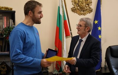 Министър Хинков връчи плакет на Лазар Радков и „Капачки за бъдеще“