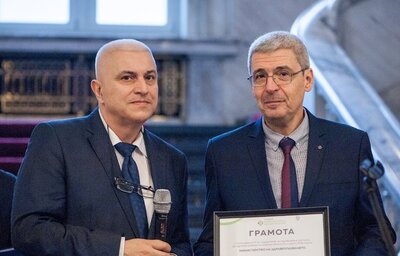 Проф. Гетов с грамота от Националната мрежа на здравните медиатори