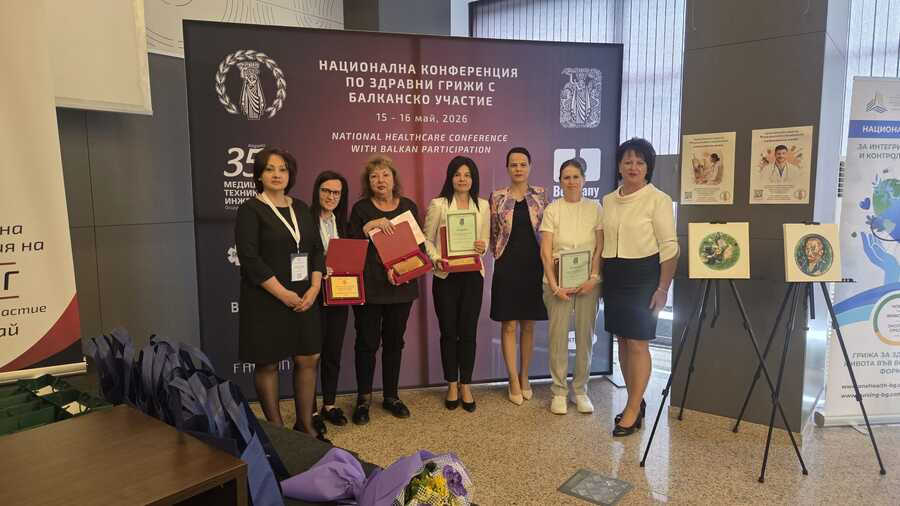 Министър Ивкова със специалисти по здравни грижи