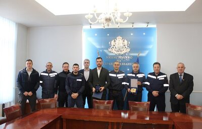 Зам.-министър Златанов връчи Почетни плакети на МЗ на д-р Теодор Цанков - лекар-реаниматор в УМБАЛ „Александровска“ и на екипа на II-ра дежурна смяна от 07 Районна служба „Пожарна безопасност и защита на населението“