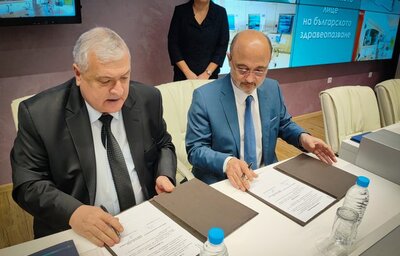 Министър Меджидиев и проф. Валентин Игнатов подписаха договора, с който правата на държавата по управлението на УМБАЛ „Света Марина“ се предоставят на МУ – Варна за 5-годишен срок