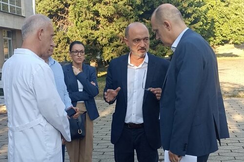 Здравният министър д-р Асен Меджидиев: Два реанимационни екипа на ЦСМП Стара Загора вече пътуват към "Пирогов", където ще бъдат приведени две от децата, пострадали при инцидента на АМ „Тракия“