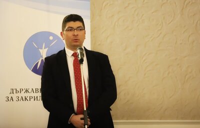 Заместник-здравният министър доц. Бакалиаванов връчи на доц. Дончо Дончев от екипа на ВМА приза „Посланик на доброто“
