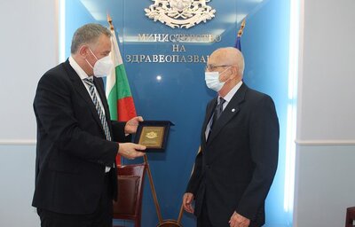 Министър Кацаров награди с Почетен плакет на МЗ съдовия хирург проф. Андрея Андреев