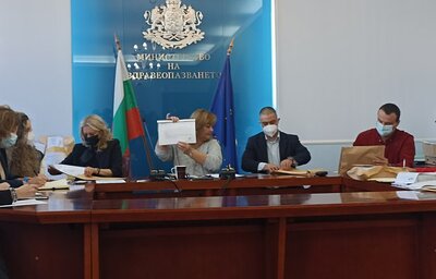 28 оферти за осигуряване на щадящи тестове, предназначени за използване в образователната система, постъпиха в МЗ