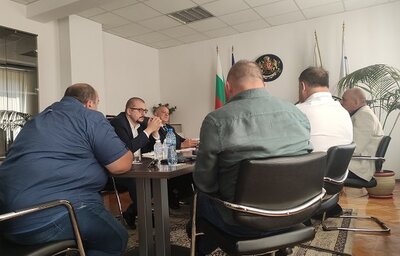 Представители на министерствата на здравеопазването и на младежта и спорта обсъдиха въвеждането на противоепидемични мерки по време на футболни срещи