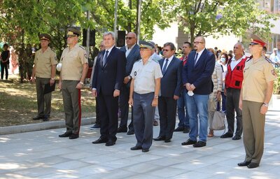 Зам.-министър д-р Тома Томов поднесе венец при Паметника на медицинските чинове, загинали във войните, по случай Деня на спасението