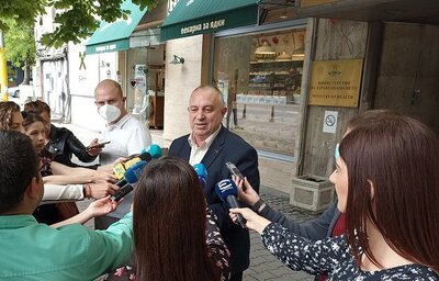 Зам.-министър Златанов: Обсъждаме имунизираните срещу коронавирусната инфекция лица да не носят маски, ако са служители на малки търговски обекти и трудови колективи, фитнеси центрове, фризьорски салони и т.н.