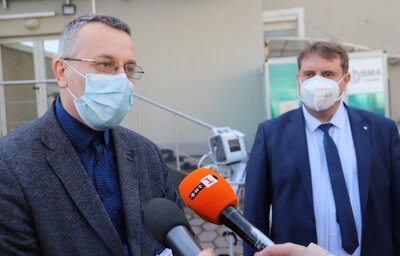 Зам.-министър Слави Пачалов предаде на военномедицинска академия седем респиратора, закупени със средства от Оперативна програма „Региони в растеж“