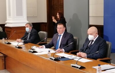 Министърът на здравеопазването към производител на ваксини: Нямаме нужда от учтивости, имаме нужда от ваксини