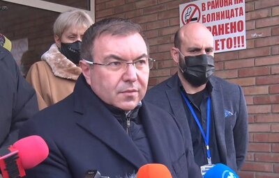 Министър Ангелов: Спирането на ваксинацията с AstraZeneca е превантивна мярка